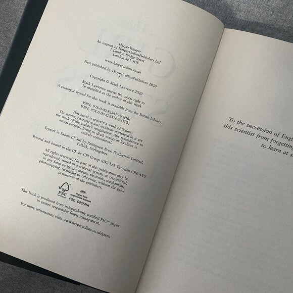 Illumicrate Edition Signed Sprayed Edge The Girl And The Stars By Mark Lawrence - Picture 10 of 15